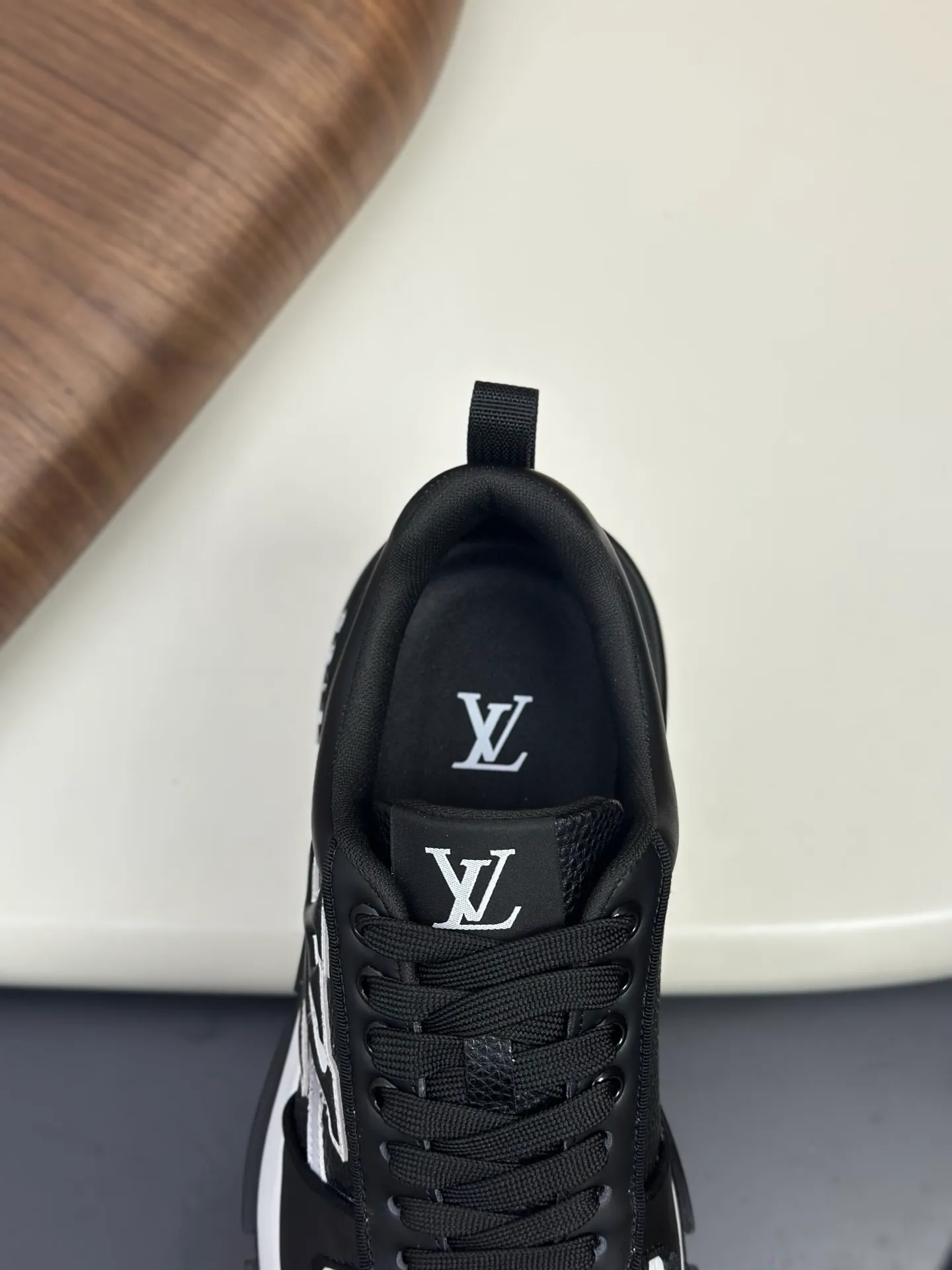 [L Family] Top P: 840💰 Size: 39-44 (38.45 can be customized) Lujia new color matching men's 🧍‍♂️trainer sneakers, this LV Trainer sneaker is made of soft grained calfskin, showing pure colors, the brand was born in 1854, the designer's handwritten brand logo is embellished on one side, virgil Designed by abloh himself, it is a very commemorative sneaker, the new LV Louis Vuitton trainer sneaker low casual sports culture versatile basketball shoes